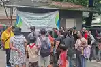 MAKAN-GRATIS-Ratusan-kaum-duafa-sedang-antre-di-depan-Klinik-Utama-Dewi-Sartika.jpg