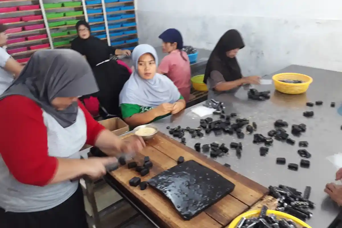 Yuk Cicipi Dodol Rasa Ketan Hitam, Rasanya Unik dan Pecah di Lidah