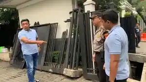 Mobil-Tabrak-Rumah-Jusuf-Kalla.jpg