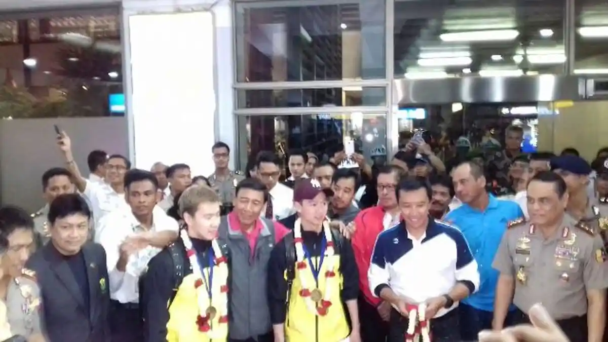 Menjemput ke Bandara, Ketum PP PBSI Wiranto Apresiasi Kevin dan Marcus