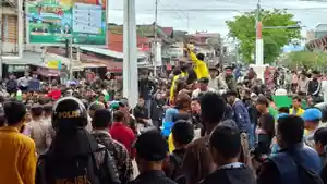 Suasana-aksi-demo-yang-berlangsung-di-Gedung-DPRK-Aceh-Barat-di-Meulaboh.jpg