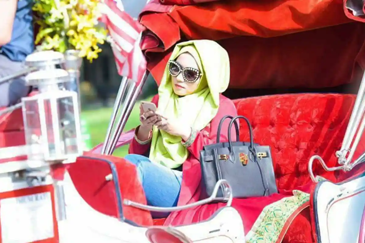 Mengaku Seorang Desainer, Style Anniesa Hasibuan Justru Dimaki Netizen Karena Norak