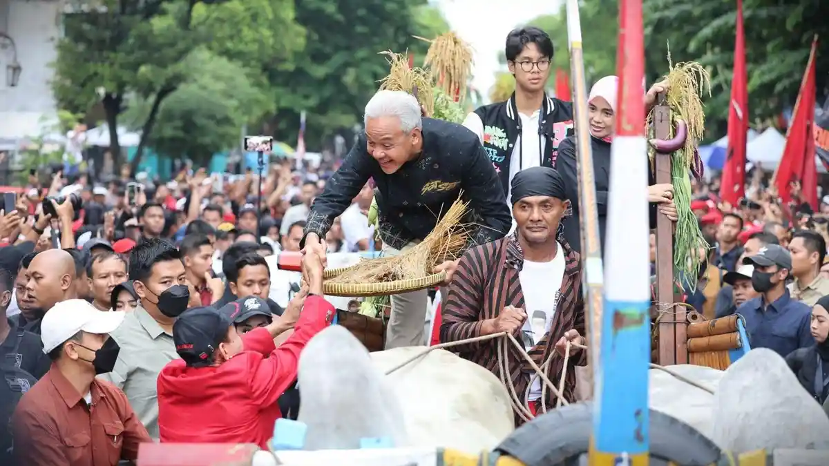 Naik Gerobak Sapi Simbol Rakyat Kecil, Ganjar Diarak Ratusan Ribu Warga Keliling Solo