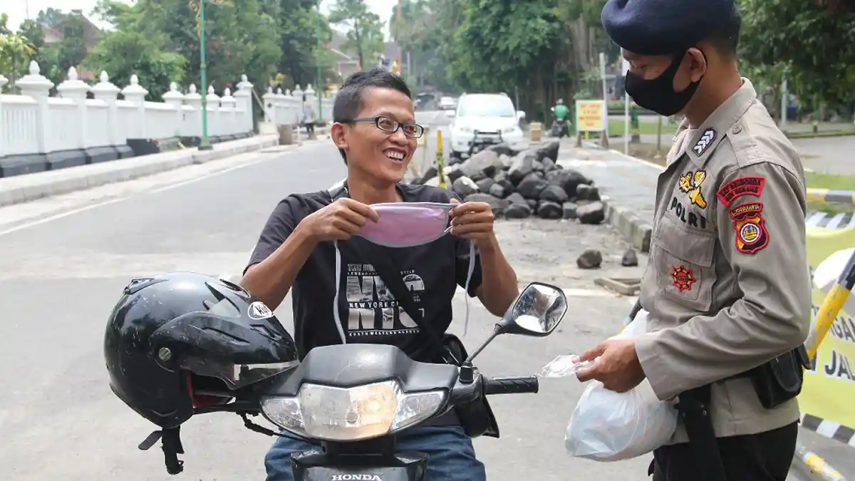Galang Bantuan Pangan, Sat Brimob Polda DIY Operasikan Mobil Dapur Lapangan