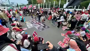 Buruh-aksi-tabur-bunga-pada-peringatan-Hari-Buruh-Internasional-May-Day-di-Gedung-DPR.jpg