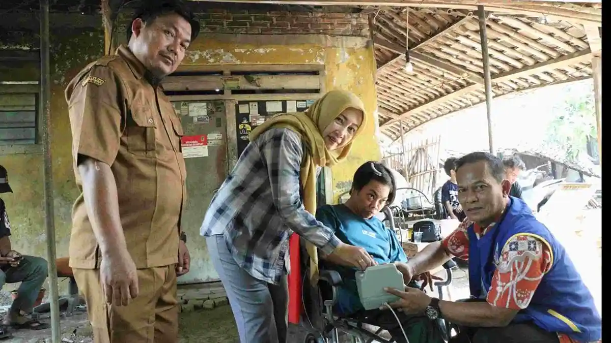 Permudah Layanan Kependudukan, Petugas Datangi Rumah Warga Disabilitas di Cikarang Bekasi - Wartakotalive.com