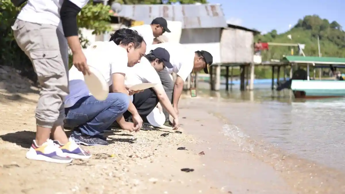 Hari Lingkungan Hidup Dunia, Pertamina Fuel Terminal Gorontalo Lepas Tukik dan Bersihkan Pantai Dunu