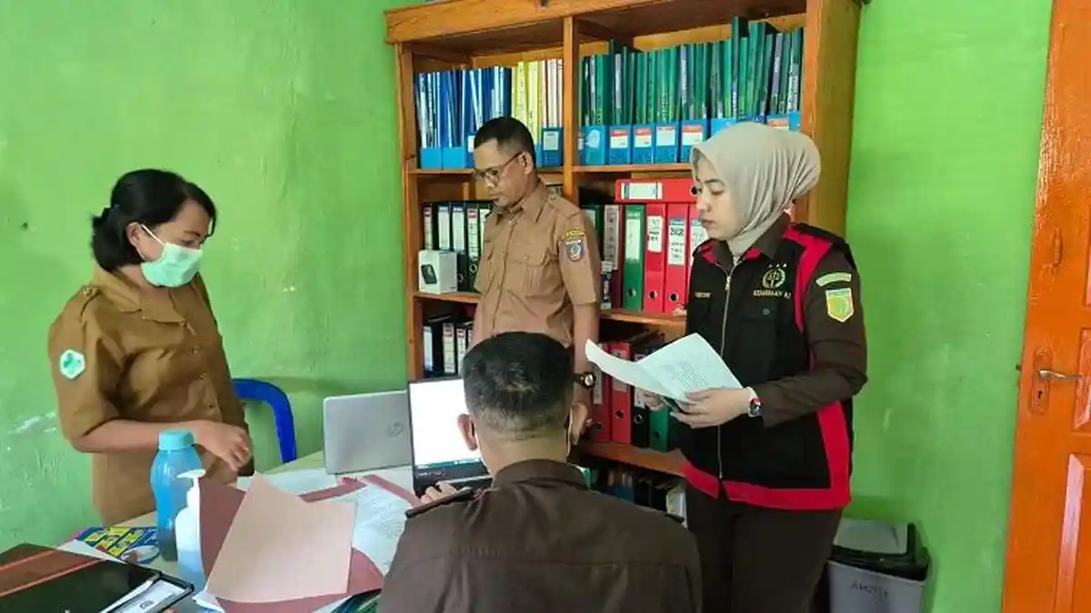 KORUPSI? Kejari Mamasa Geledah Kantor Dinas Kesehatan Mamasa dan PKM Balla