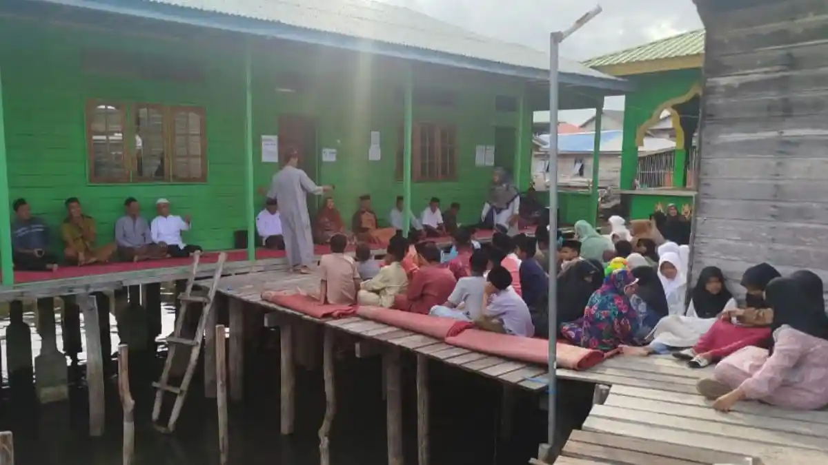 Warga Lingga dan Pengurus Kompak Revitalisasi Ruang Belajar TPQ Al-Falah Pancur Lewat Swadaya