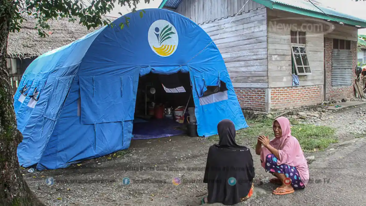 FOTO - Kondisi Terkini Fenomena Tanah Bergerak di Lamkleng Aceh Besar - pengungsi-duduk-di-dekat-tenda.jpg