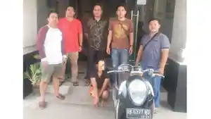 pelaku-dan-barang-bukti-yang-diamankan-oleh-Unit-Reskrim-Polsek-Kediri.jpg