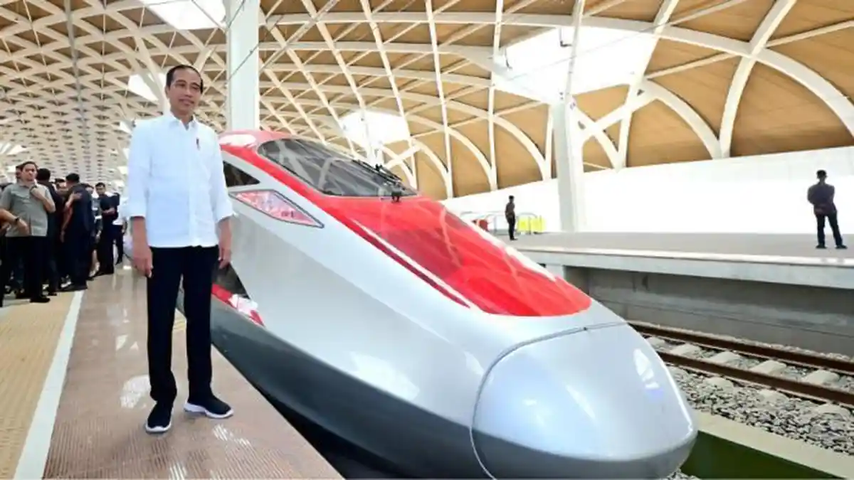Kereta Cepat Whoosh Disorot, Utang Jumbo Rp120 Triliun dan Wacana ...