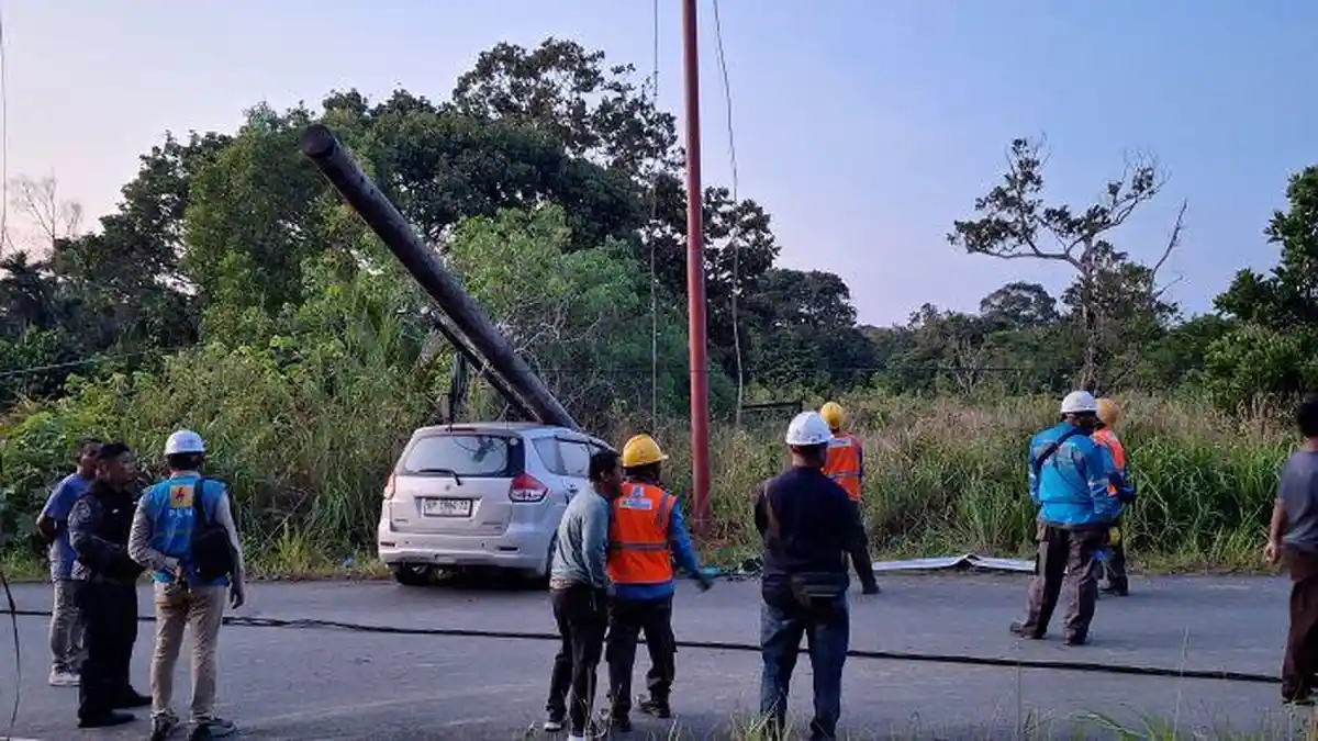 Breaking News, Kecelakaan di Bintan Hari Ini, Suzuki Ertiga Ringsek Hantam Tiang Listrik