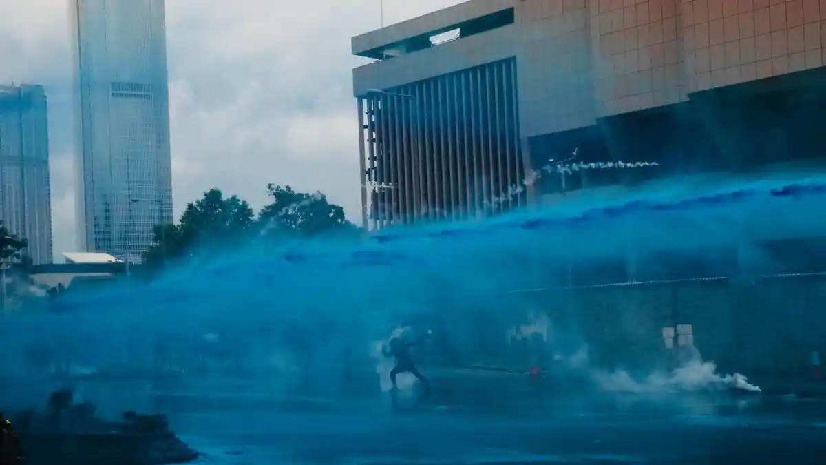 Demo Hong Kong Rusuh Lagi, Polisi Bubarkan Ribuan Massa dengan Water Cannon