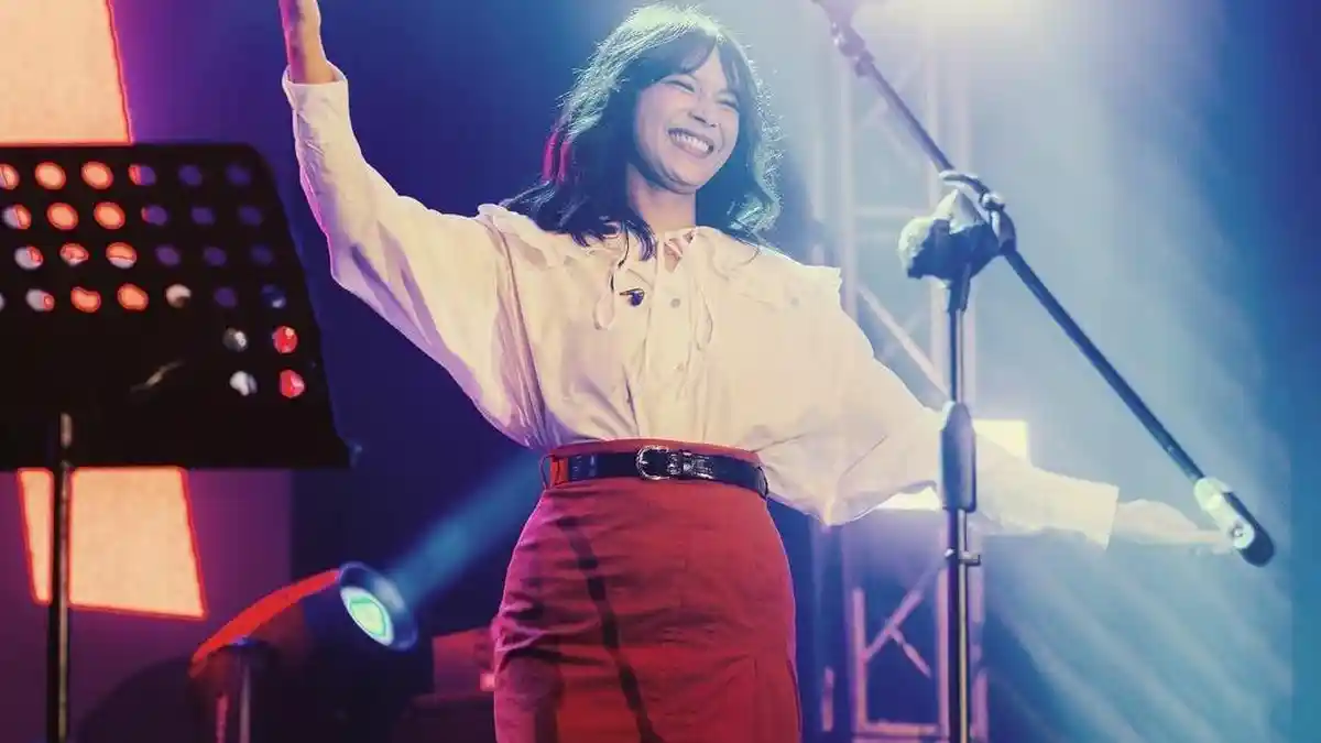 Lirik Lagu dan Terjemahan Walking Back Home Vira Talisa, Without You I'm Walking Back Home