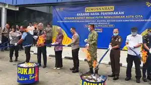 Suasana-pemusnahan-barang-ilegal-di-kantor-Bea-Cukai-Sumbagbar.jpg