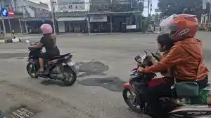 20250130_Jalan-Aspal-Terkelupas-di-Bontang-Kaltim.jpg