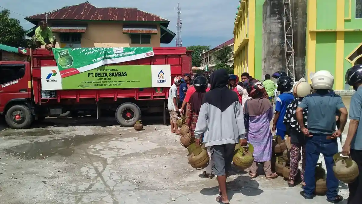 Disperindagnaker Mempawah Gelar Operasi Pasar Gas 3 Kg di Kantor Camat Mempawah Timur