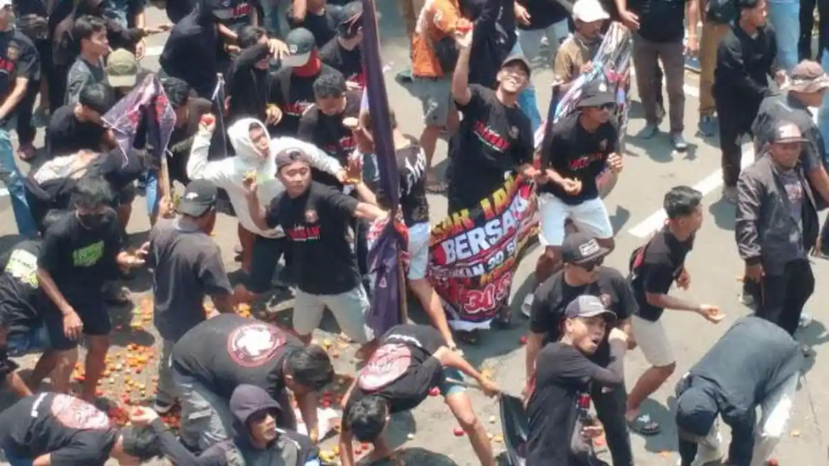 Kantor Pemkab Jember Dilempari Pedagang Pasar Tanjung Pakai Tomat, Diguncang Sound Horeg