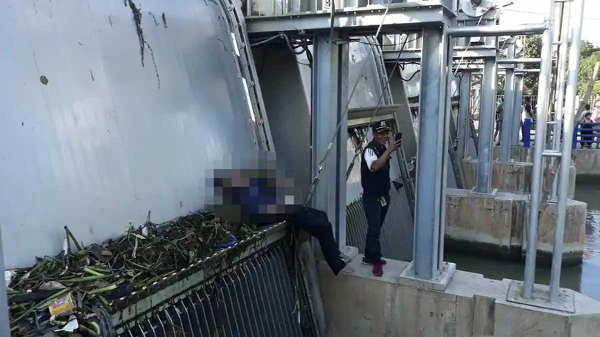 VIDEO Jasad Pria Ditemukan Tersangkut di Penyaringan Sampah Kalimalang Bekasi