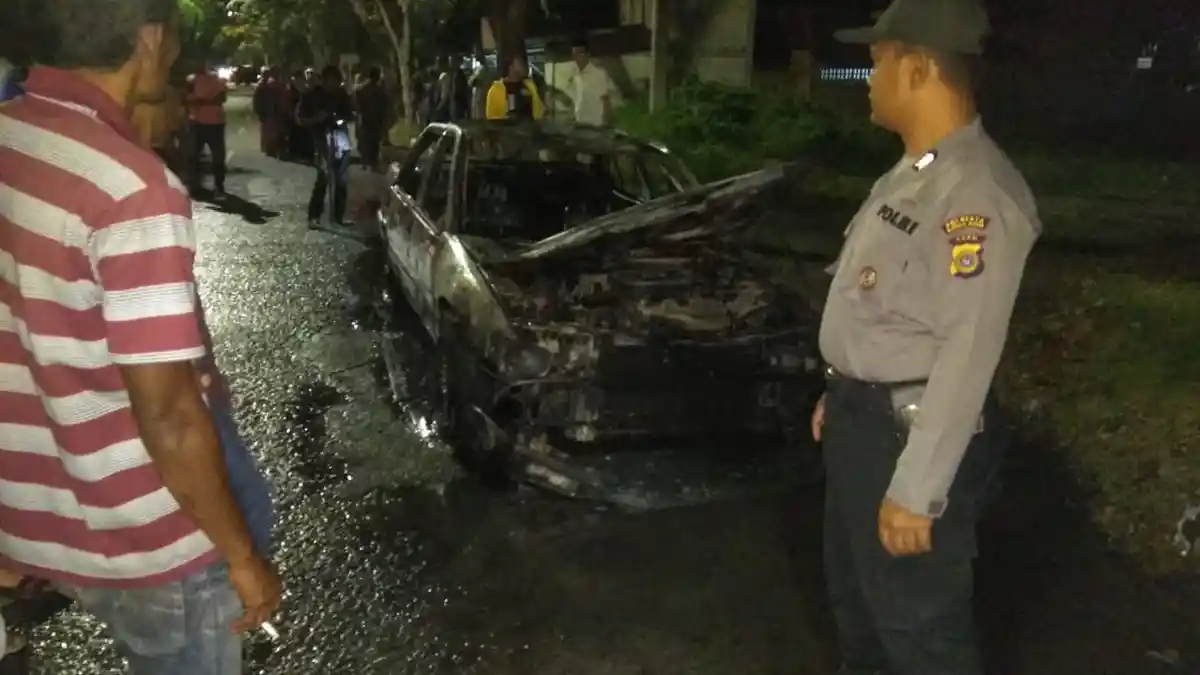 Mobil Sedan Terbakar di Jalan Bandara Sultan Iskandar Muda Aceh Besar