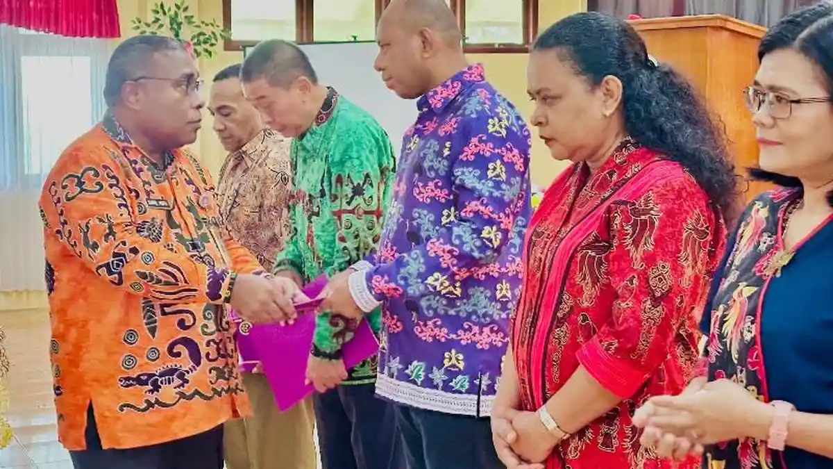 Suriel Mofu Serahkan SK 7 Pejabat UNIPA, Berikut Nama dan Jabatannya 