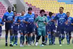para-pemain-persib-bandung-menjajal-lapangan-stadion-manahan.jpg