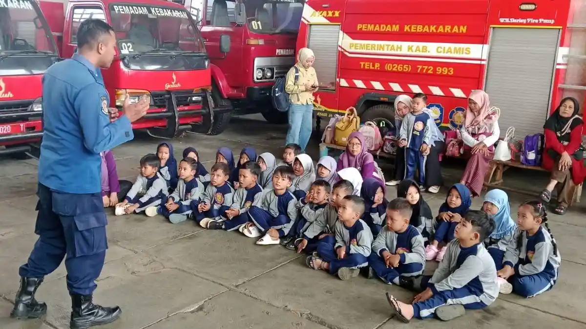 Puluhan Anak PAUD Kunjungi UPTD Damkar Ciamis, Belajar Padamkan Api