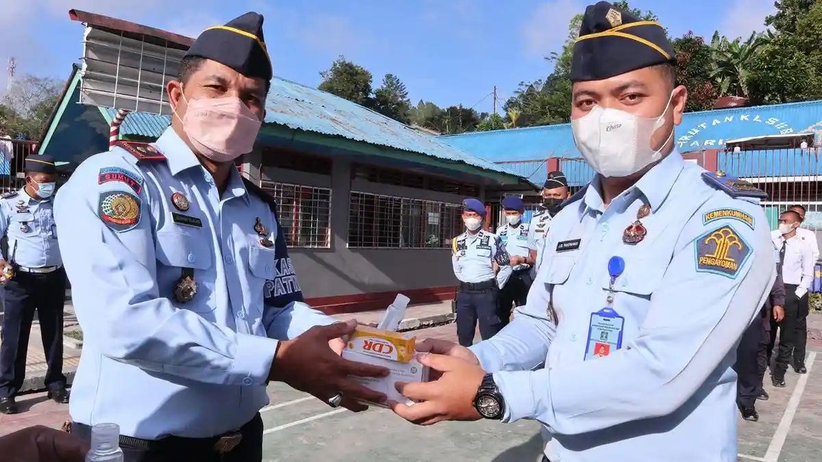 Tingkatkan Daya Tahan Tubuh, Rutan Tarutung Kanwil Kemenkumham Sumut Bagikan Multivitamin ke Petugas