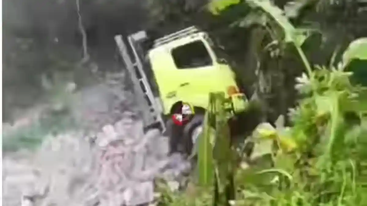 Tronton Muatan 33 Ton Terguling di Kebun Leksono Wonosobo