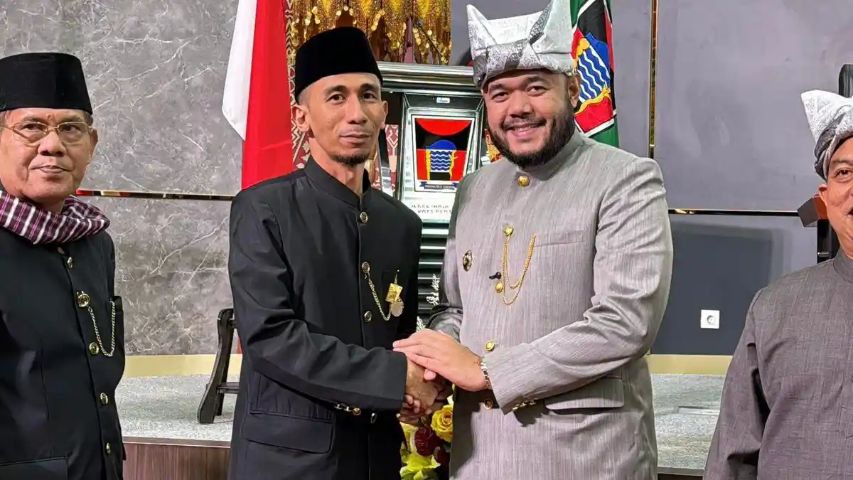 Kepala Unit Komunikasi & Kesekretariatan PT Semen Padang, Ilham Akbar Terima Pin Emas Pemko Padang