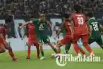 Pemain-Persebaya-Ze-Valente-menggiring-bola-pada-laga-Persebaya-vs-Persija-Jakarta.jpg