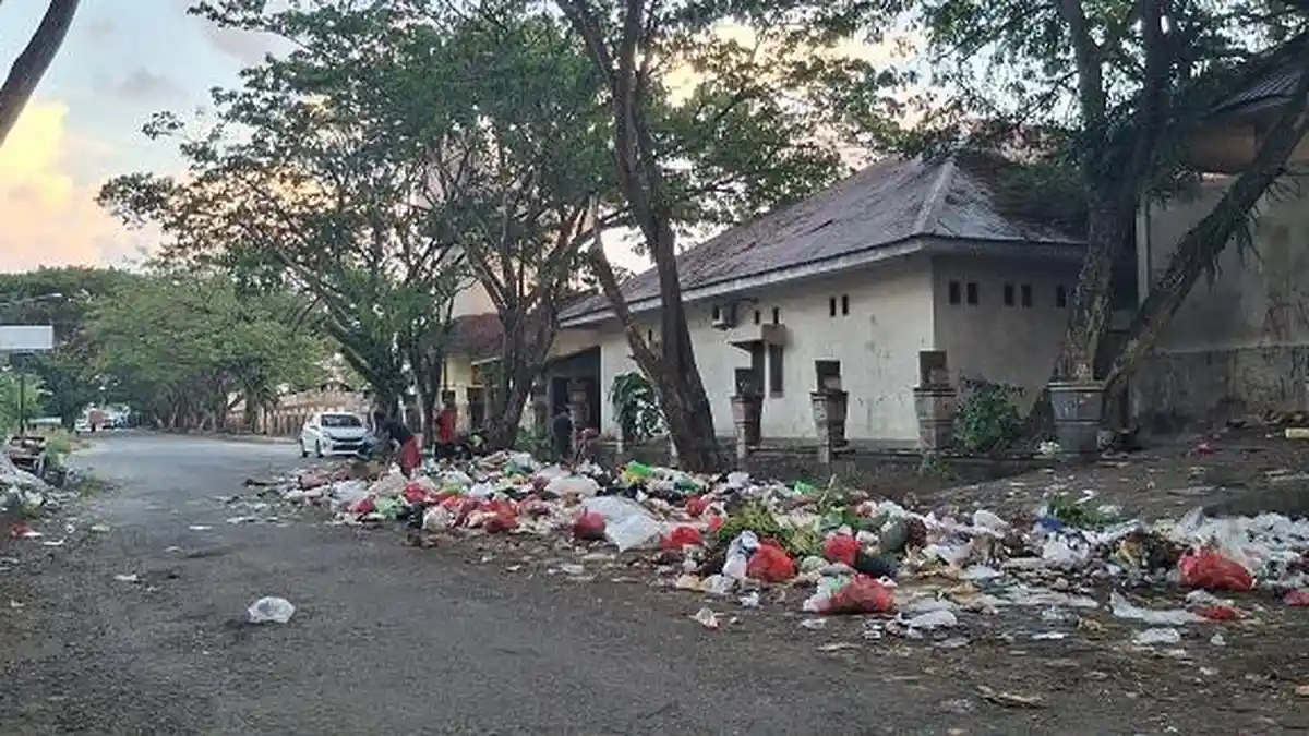 Sampah di TPS Pasar Sentral Parigi Nyaris Tutupi Jalan