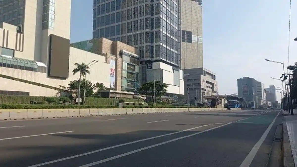 Kondisi Sudirman-Thamrin Hari Pertama PPKM Darurat: Sepi, Masih Ada Pesepeda Melintas 