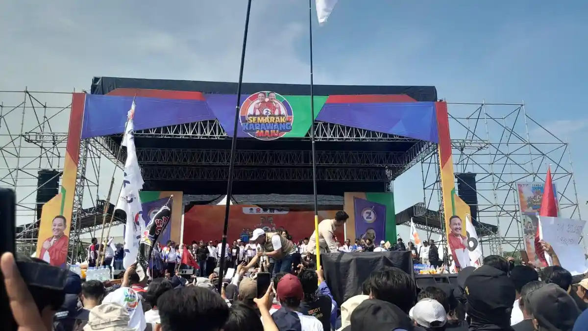 Puluhan Ribu Massa Antusias Ikut Kampanye Paslon Aep-Maslani di Karawang