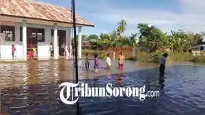 20250805_SD-Berkat-Kota-Sorong-terendam-banjir.jpg