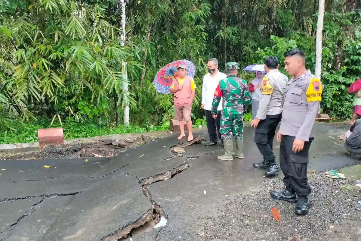 Jalan Sepanjang 20 Meter di Purbalingga Ambles Diterjang Hujan Intensitas Tinggi