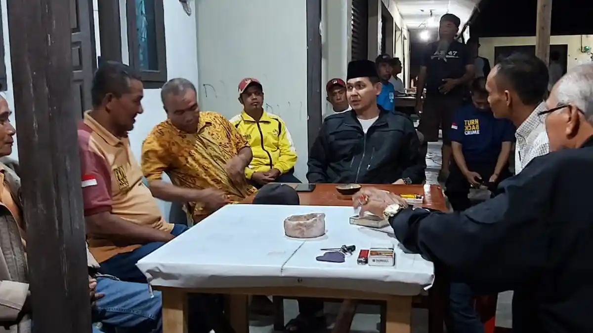 Kapolres Bangka Sambangi Poskamling di Pelosok Dusun Malam Hari