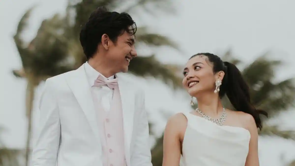 Adipati Dolken Beberkan Alasan Keluarga Tak Bisa Hadir di Pernikahannya Dengan Canti Tachril