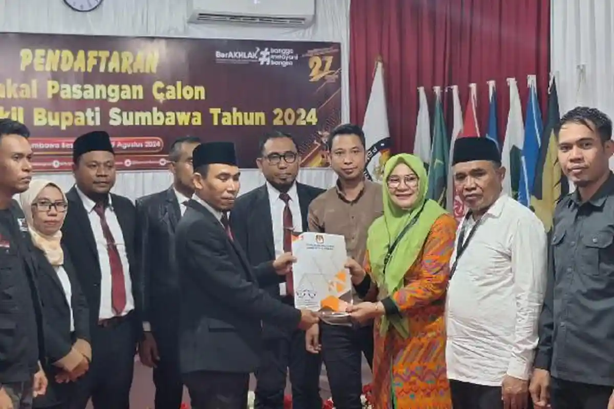 KPU Terima Dokumen Pendaftaran Novi-Talif Bertarung di Pilkada Sumbawa 2024