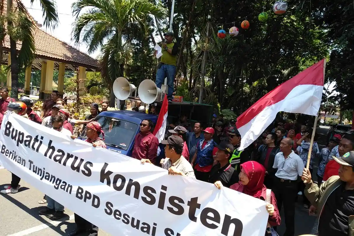 Minta Ketegasan SK, Puluhan Anggota BPD Demo Kantor Bupati Sidoarjo