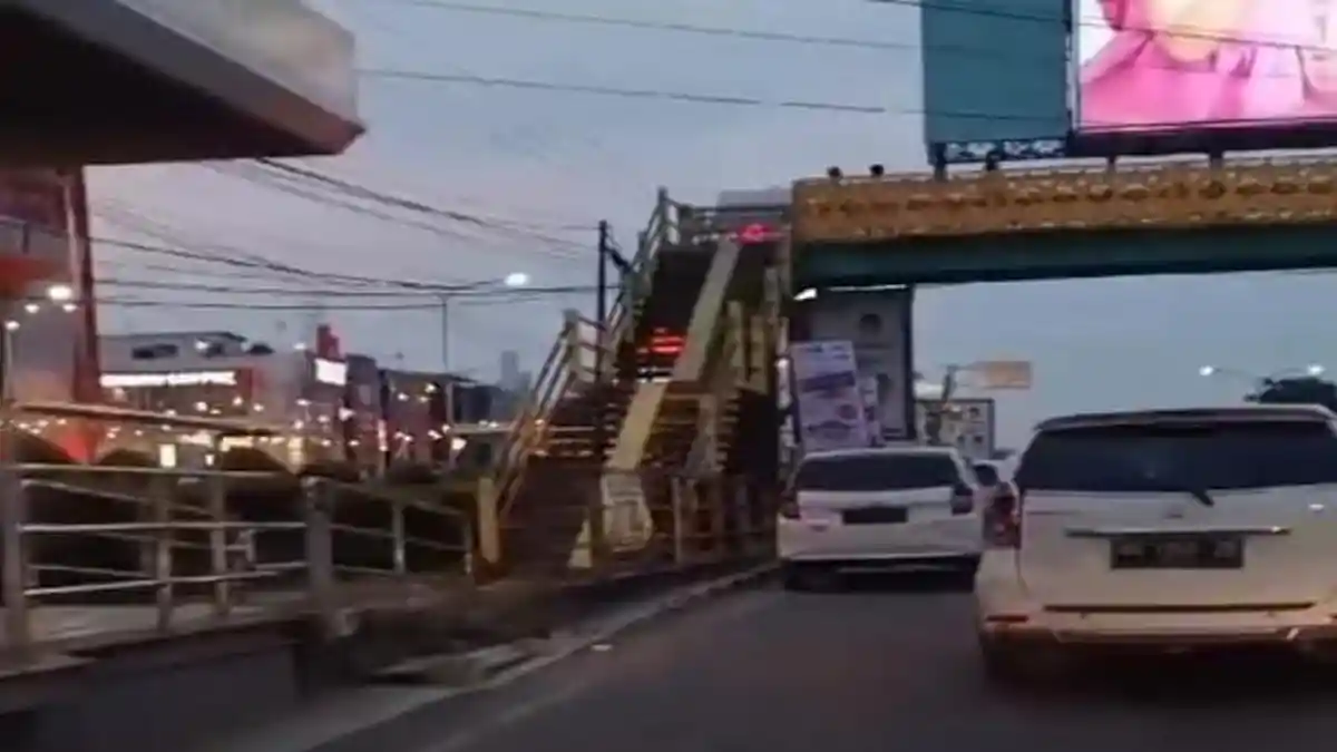 Tim Gabungan 'Bersihkan' Kendaraan yang Parkir di Badan Jalan di Palembang