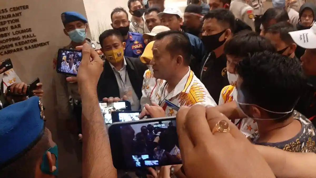 Buntut Pleno Ricuh, Ike Edwin serta Komisioner KPU dan Bawaslu Tinggalkan Hotel Radisson