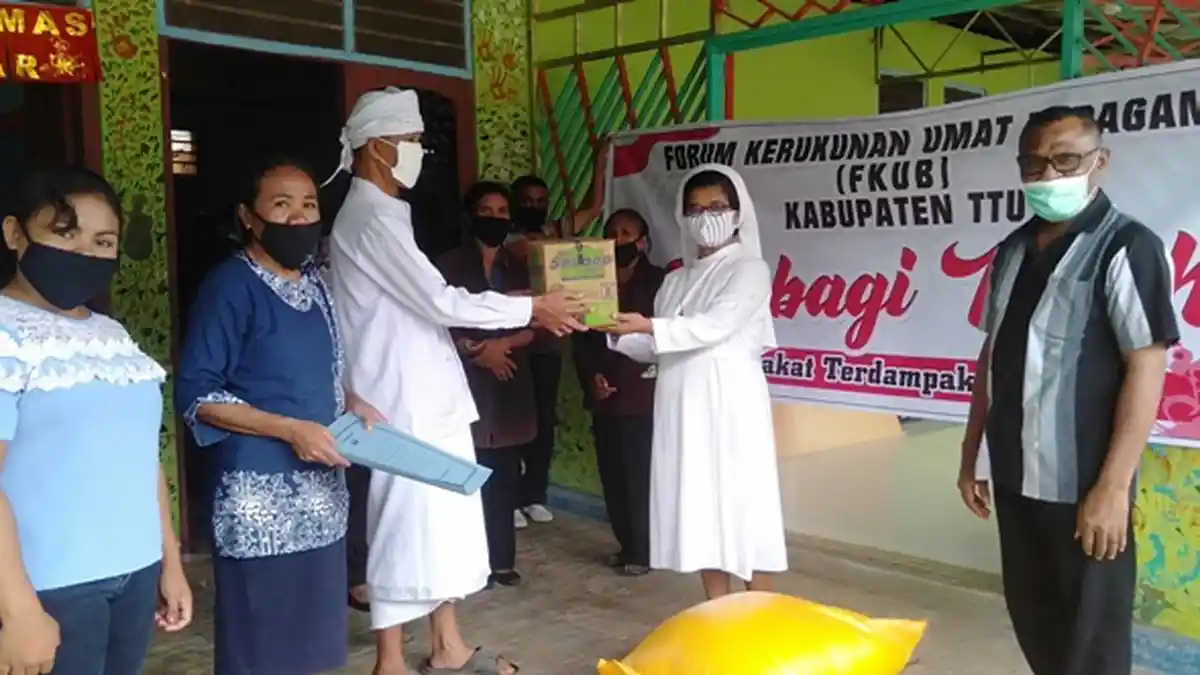 FKUB TTU Salurkan Bantuan Sembako dan Masker Kepada Kelompok Terdampak Covid-19