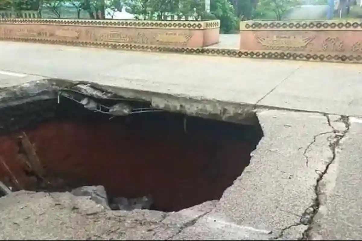 Jalan di Lampung Utara Ambrol Timbul Lubang Menganga, DPRD Minta Perbaikan