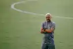 Kepala-pelatih-Bali-United-Johnny-Jansen-saat-memantau-jalannya-latihan-skuad-Serdadu.jpg