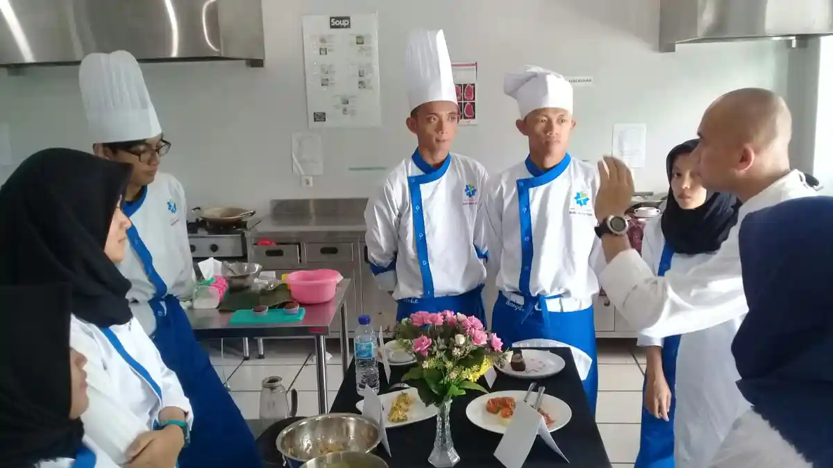 Sebanyak 28 Siswa Program Profesi Chef Sekolah Kuliner Budi Mulia Dua Ikuti Ujian Praktik