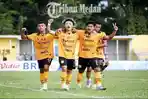 Pemain-PSDS-Deliserdang-Noriki-Akada-dua-kiri-merayakan-gol-bersama-rekan-setimnya.jpg