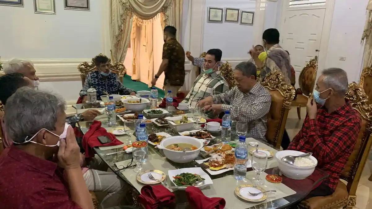 Walikota Baubau Jamu Gubernur Lemhanas dan Bupati Pangkep dengan Sop Ikan Parende - 12092021_walikota-prof_ermaya_yusran_lologau.jpg