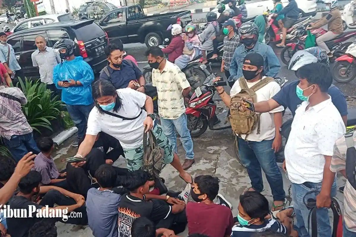 Aparat Amankan 168 Orang di Jalan Dekat Kantor DPRD Sumbar, Ikut Terjaring 5 Perempuan